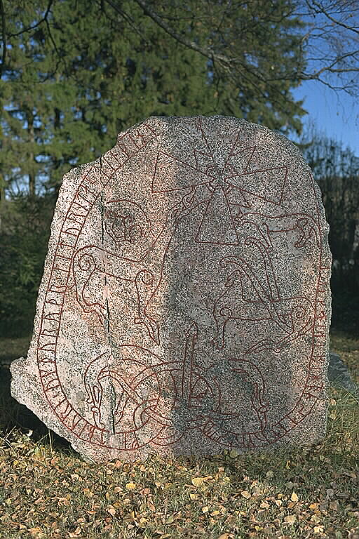 Runes written on runsten, ljusröd granit med gråa inslag. Date: V